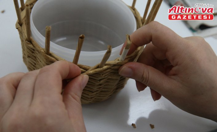 Dedesinin köyde kullandığı sepetlerden etkilenip örme konusunda ustalaştı