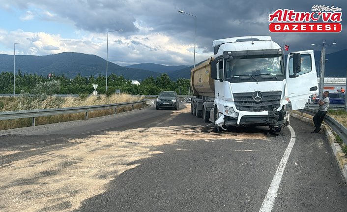 Düzce'de bariyer ve beton bloklara çarpan tırın sürücüsü yara almadan kurtuldu