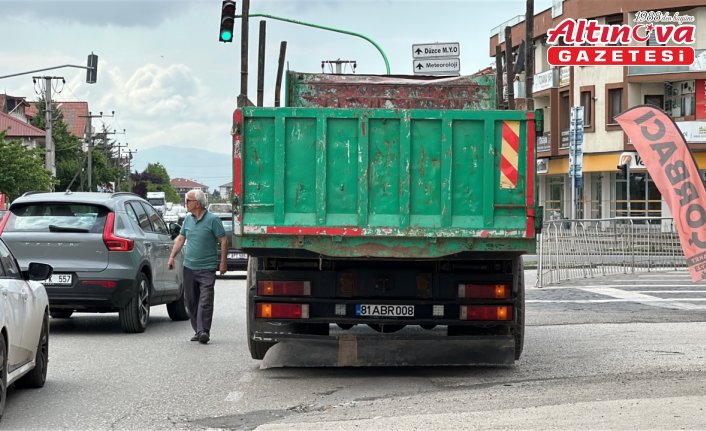 Düzce'de kamyonun açılan dorse kapağının çarptığı bisikletli yaralandı