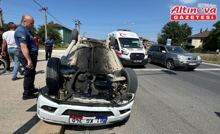 Düzce'de önündeki araca çarptıktan sonra devrilen otomobildeki 2 kişi yaralandı