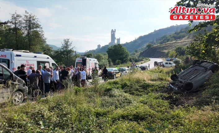 Düzce'de otomobilin ağaçlık alana devrildiği kaza anı güvenlik kamerasında