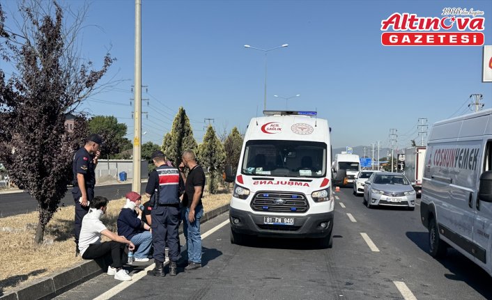 Düzce'de tır ve 2 servis minibüsünün karıştığı kazada 6 işçi yaralandı
