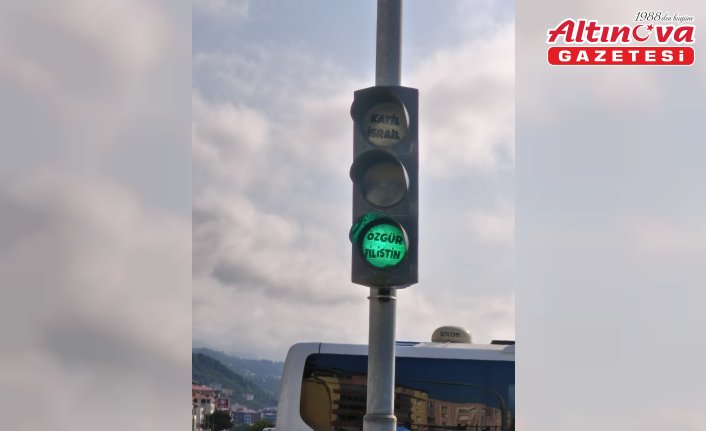 Eynesil'de İsrail trafik ışıklarıyla protesto edildi