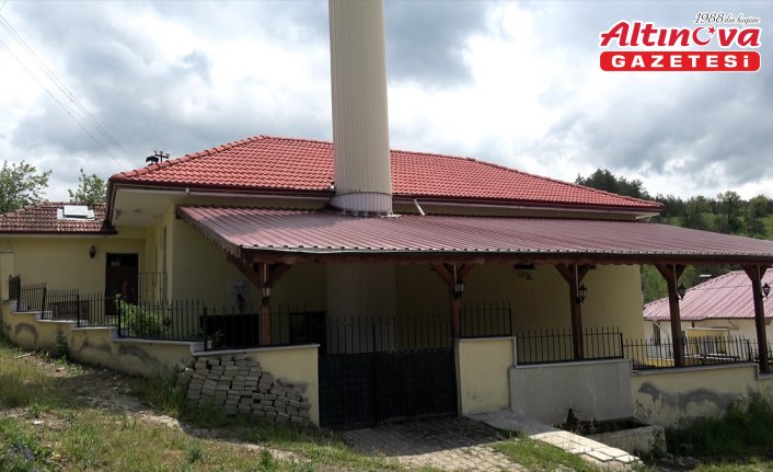 Genç imam görev yaptığı köy camisinin çehresini güzelleştirdi