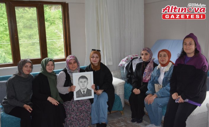 Görele'de üniversite öğrencilerinin resimleri cami avlusunda sergilendi