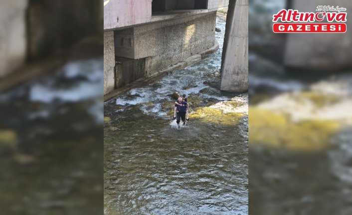 Gümüşhane'de Harşit Çayı kenarında mahsur kalan çocuk itfaiye ekiplerince kurtarıldı