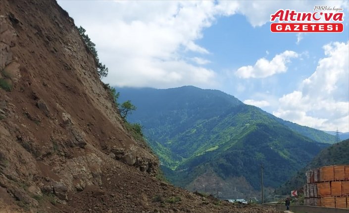 Gümüşhane'de Kürtün-Torul kara yolunda heyelan meydana geldi