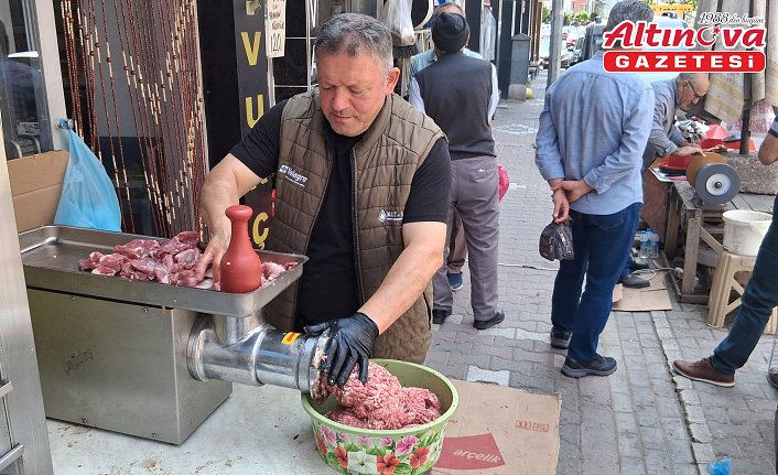 Havza'da kasap ve şarküterilerde kıyma mesaisi devam ediyor
