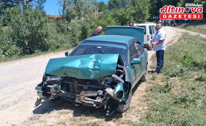 Havza'da traktör ile otomobil çarpışması sonucu 3 kişi yaralandı