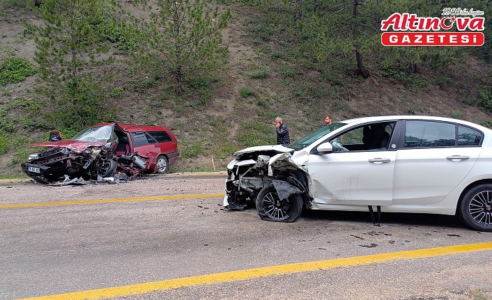Karabük'te 2 otomobilin çarpıştığı kazada 8 kişi yaralandı