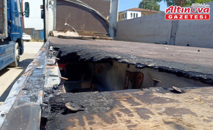 Karabük'te park halindeki 2 tırın dorsesi yandı