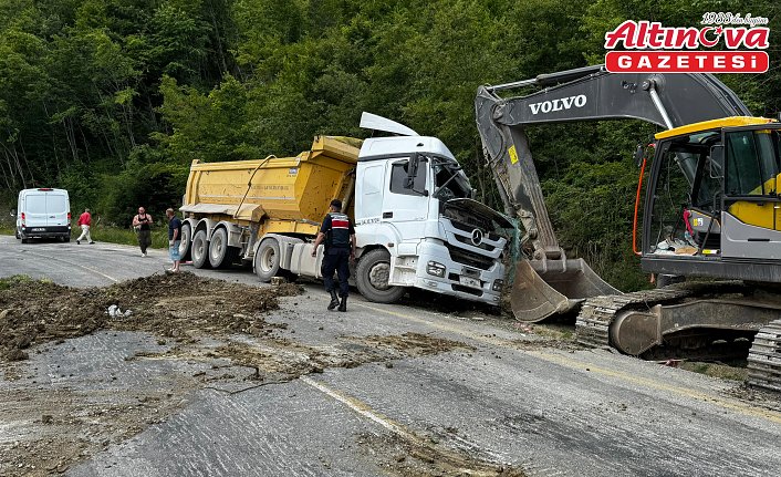 Kastamonu'da devrilen hafriyat kamyonunun sürücüsü hayatını kaybetti