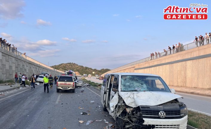 Kastamonu'da üç aracın karıştığı trafik kazasında 9 kişi yaralandı