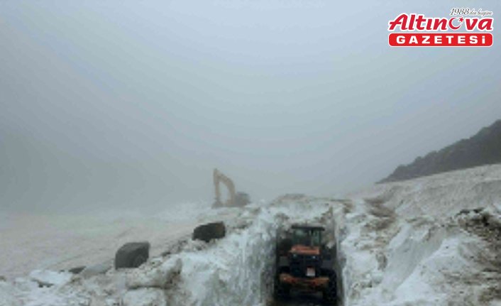 Rize'de haziran ayında karla mücadele sürüyor