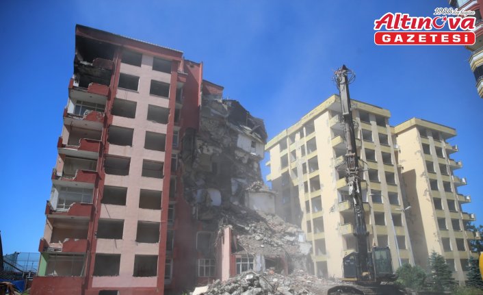 Rize'de riskli olduğu gerekçesiyle tahliye edilen iki binanın yıkımına başlandı