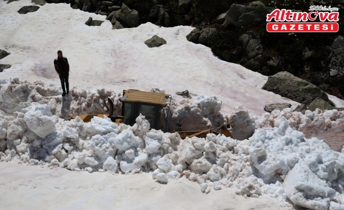 Rize'nin yüksek kesimlerinde karla mücadele sürüyor