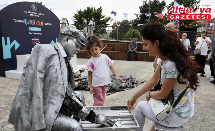 Samsun'da “canlı heykel“ performans sanatı sergileniyor