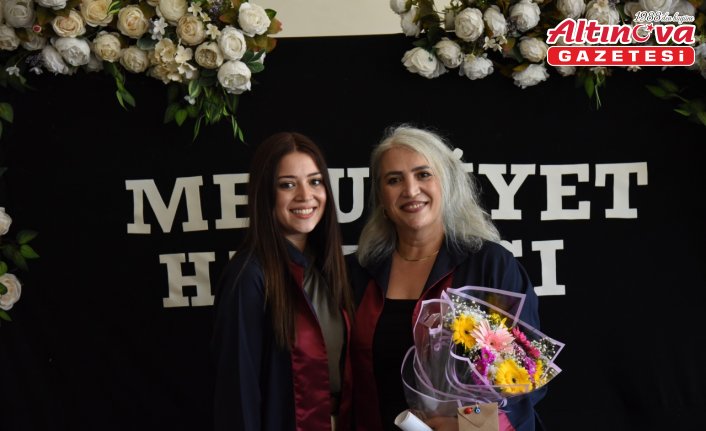 Samsun'da üniversiteyi birlikte okuyan anne kız diplomalarını aldı