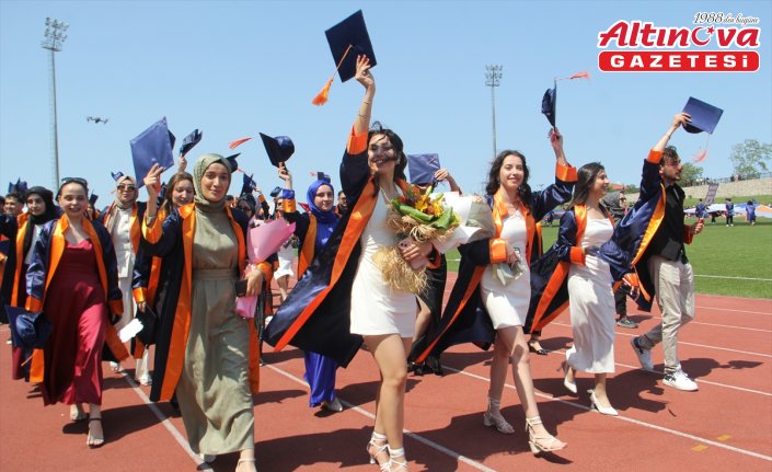 Sinop Üniversitesinin mezuniyet töreninde öğrenciler İsrail'in Gazze'ye saldırılarını kınadı