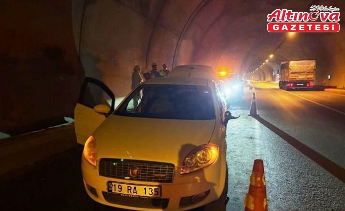 Sinop'ta iki otomobilin tünelde çarpıştığı kazada 2 kişi yaralandı