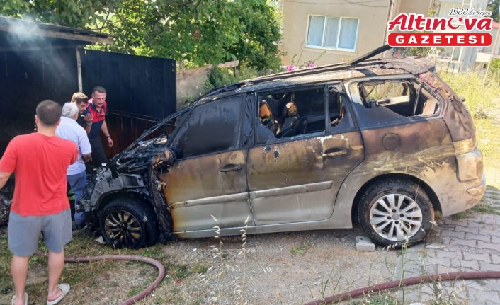 Sinop'ta park halindeki otomobil yandı