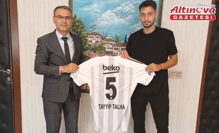 Tayyip Talha Sanuç, lise öğretmenine Beşiktaş forması hediye etti