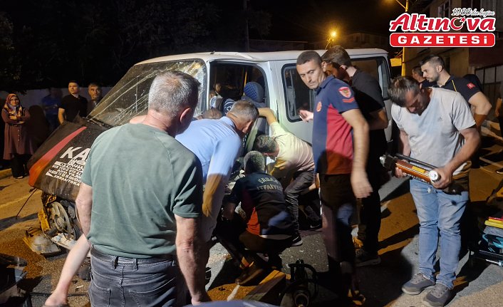 Tokat'ta pikaba çarpan minibüsün sürücüsü yaralandı