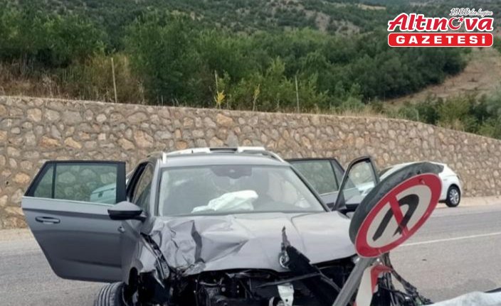 Tokat'ta otomobilin bariyerlere çarpması sonucu 8 kişi yaralandı
