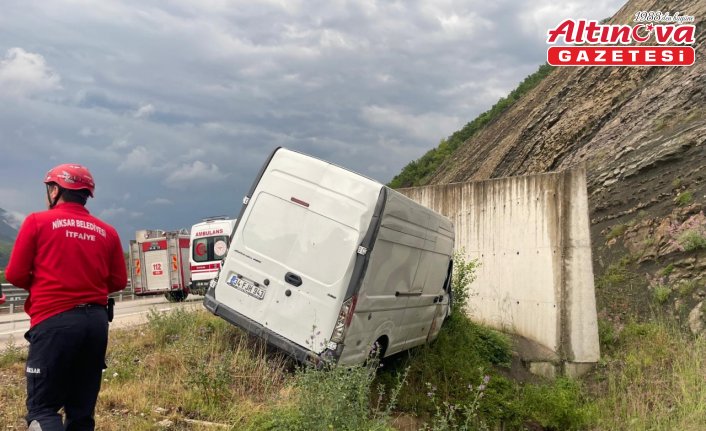 Tokat’ta şarampole devrilen minibüsteki 2 kişi yaralandı