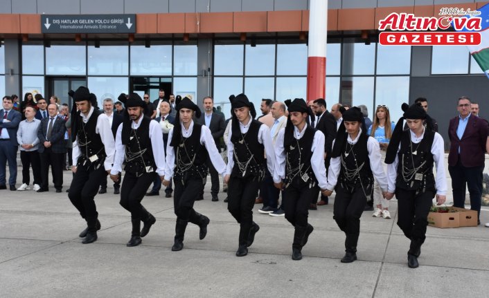 Trabzon ile Taşkent arasında başlatılan uçak seferlerinin ilk yolcuları geldi