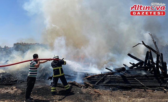 Amasya'da kereste deposunda çıkan yangına müdahale ediliyor