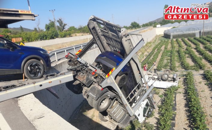 Amasya'da araç taşıyan tır ile kamyonet çarpıştı, sürücüler yaralandı