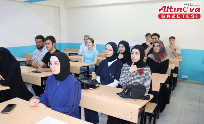 Amasya'da halk eğitimi merkezindeki kursta işaret dili “kamyon arkası yazılarıyla“ öğretiliyor