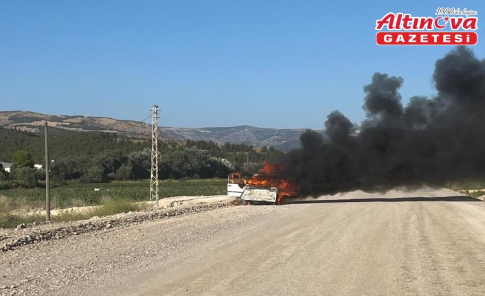 Amasya'da seyir halindeyken yangın çıkan otomobil kullanılamaz hale geldi