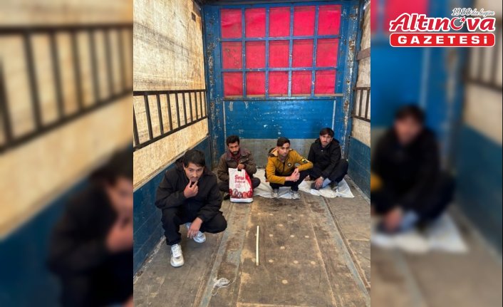 Amasya'da tırın dorsesinde 4 düzensiz göçmen yakalandı