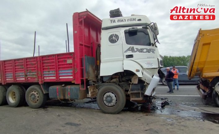 Anadolu Otoyolu'nda çarpışan iki kamyonun sürücüsü yaralandı