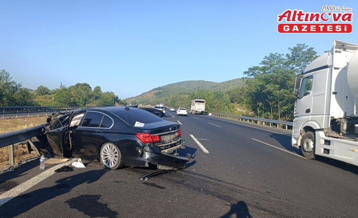 Anadolu Otoyolu'nda kamyona ve bariyere çarpan otomobildeki 5 kişi yaralandı