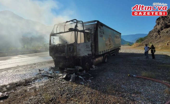 Artvin'de seyir halindeki tır yandı