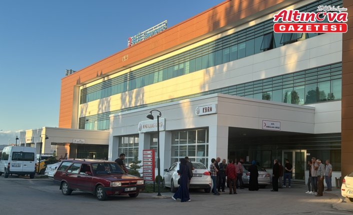 Bayburt'ta babasının kamyonetle geri manevra yaparken çarptığı çocuk hayatını kaybetti