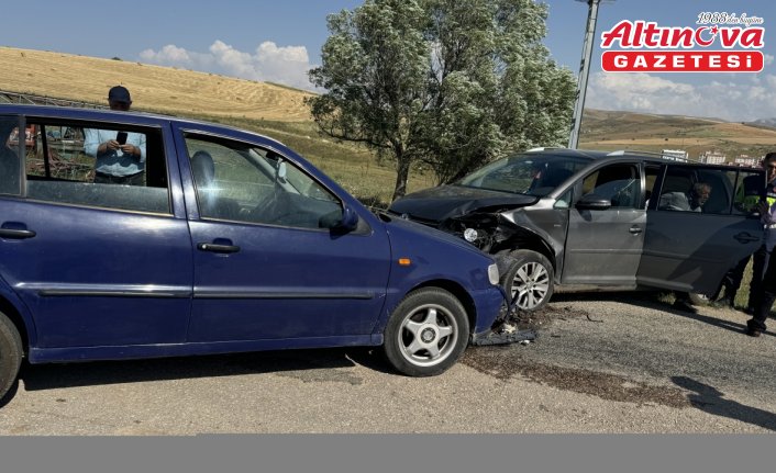 Bayburt'ta iki otomobilin çarpıştığı kazada 4 kişi yaralandı