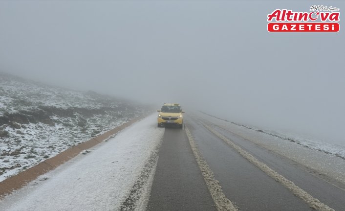 Bayburt'un yüksek kesimlerinde temmuzda kar etkili oldu