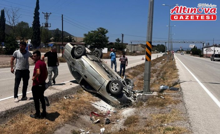 Boyabat'ta devrilen otomobilin sürücüsü yaralandı