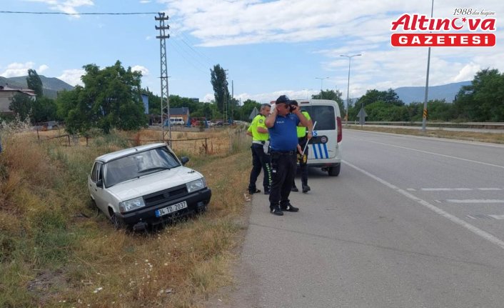 Boyabat'ta tarlaya devrilen otomobilin sürücüsü yaralandı