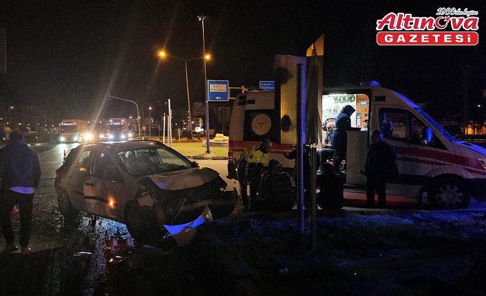 Çorum'da hafif ticari araç ile otomobil çarpıştı, 4 kişi yaralandı