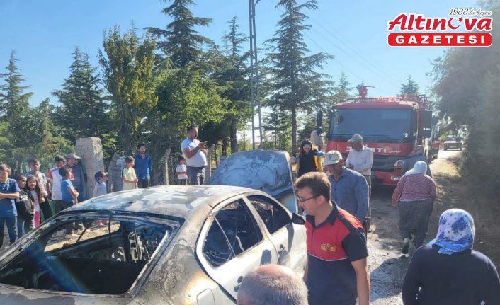 Çorum'da yangın çıkan otomobil kullanılamaz hale geldi