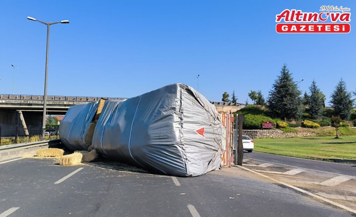 Düzce'de virajı alamayarak devrilen tır ulaşımı aksattı
