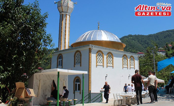 Eynesil'de hayırseverin yaptırdığı cami ibadete açıldı