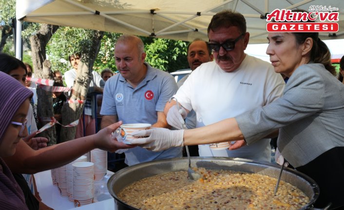 Gerze'de vatandaşlara aşure ikram edildi