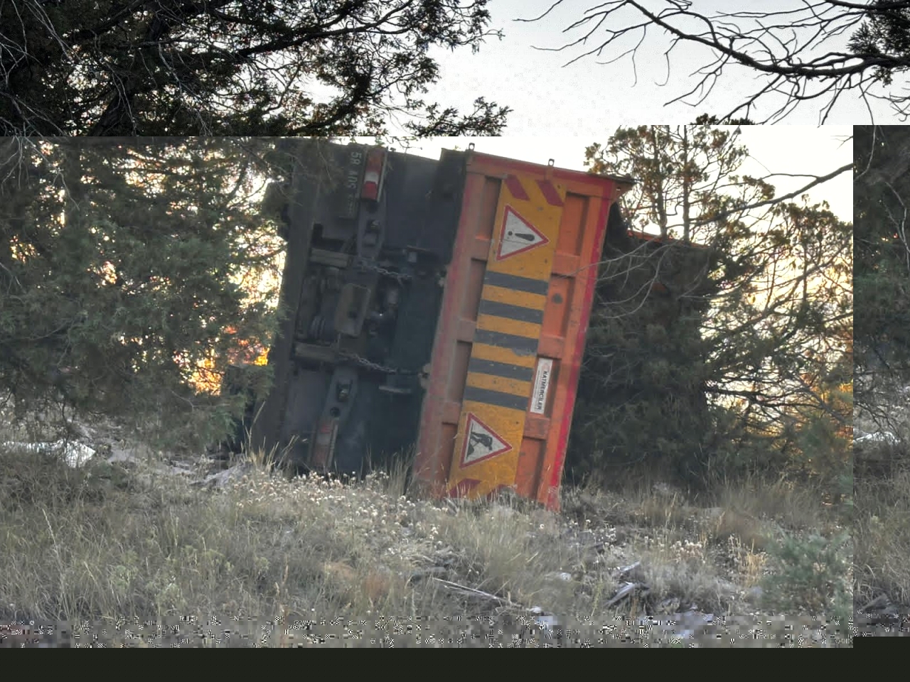 Giresun'da şarampole devrilen asfalt yüklü kamyonun sürücüsü yaralandı