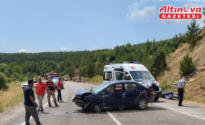Gümüşhane'de bir tepenin yamacına çarpan otomobildeki 4 kişi yaralandı